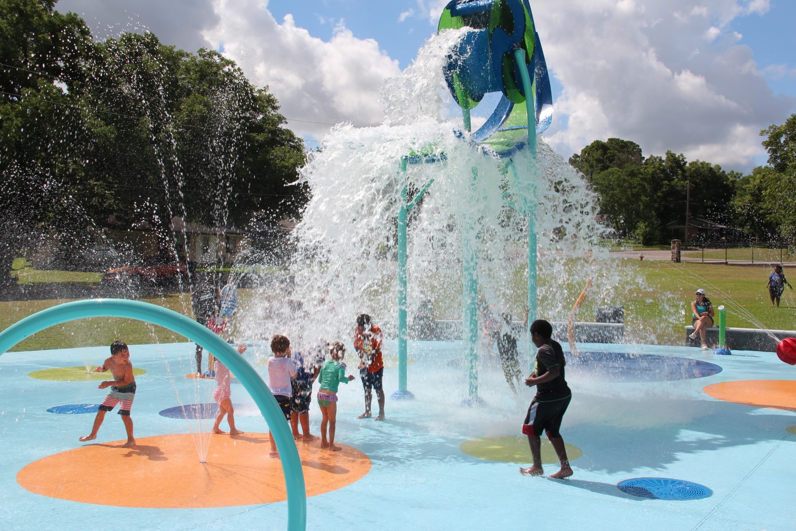 Splash Pad at Henderson Park - kids playing